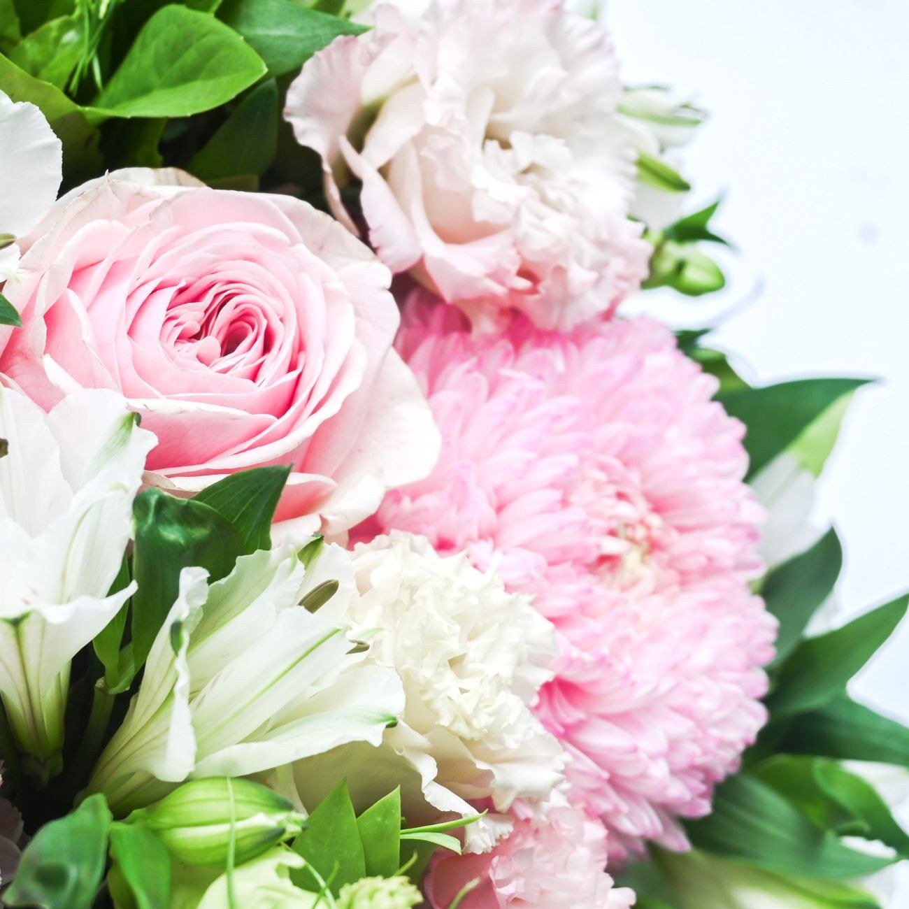 Detalhe de buquê de rosas e flores brancas