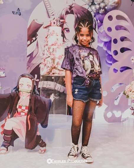 Criança sorridente em ensaio de aniversário com decoração temática