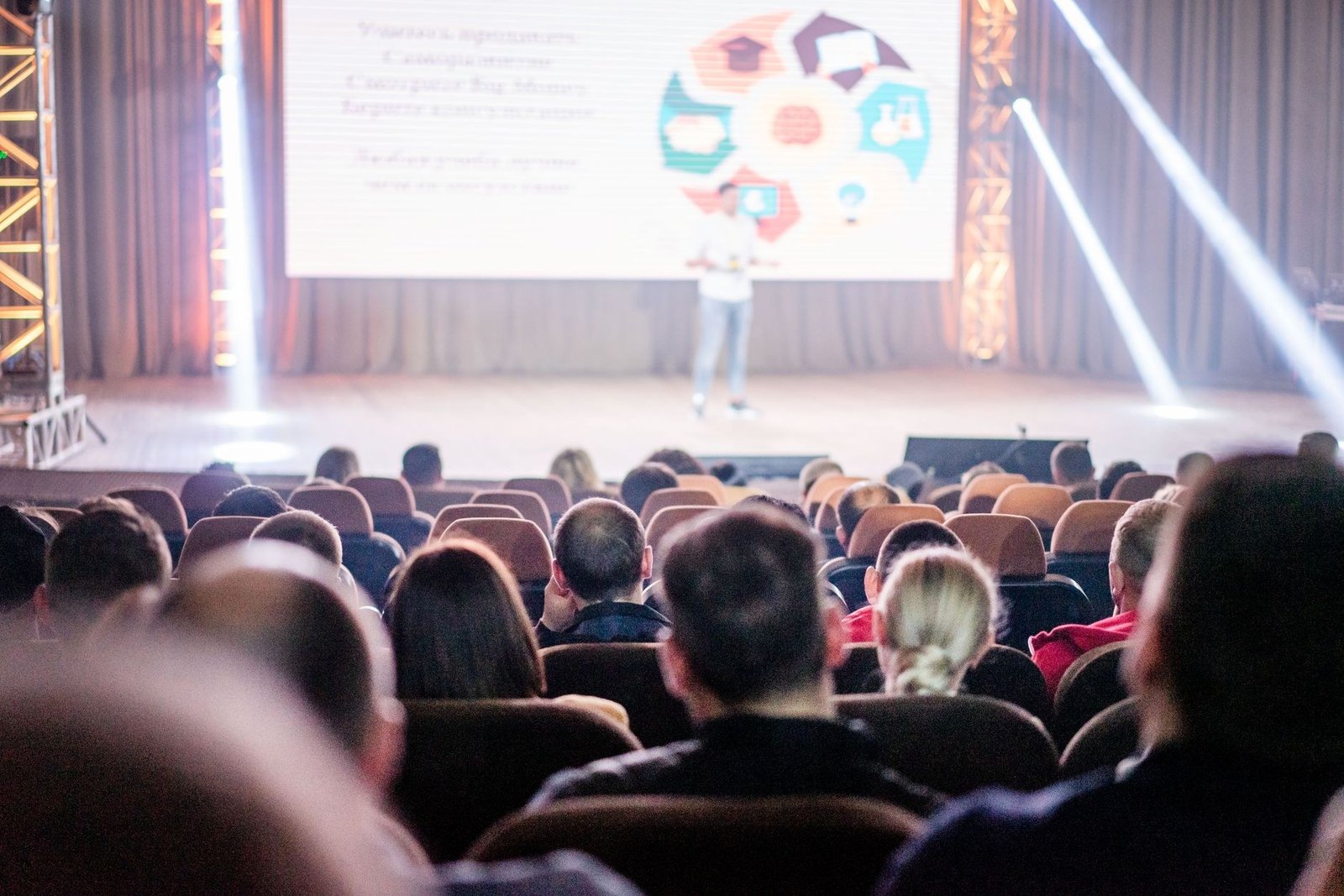 Auditório lotado durante apresentação em evento corporativo